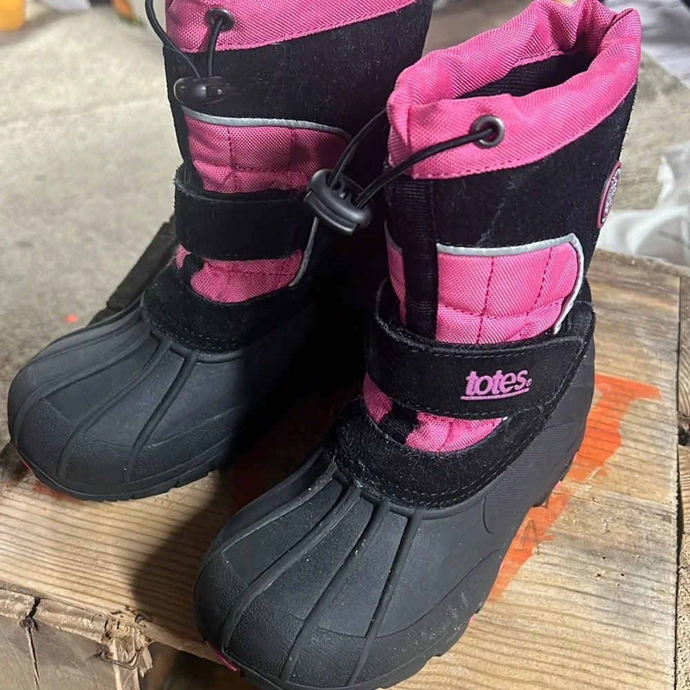 Size 12 girls Totes winter/snow boot Black suede upper. Toggle top Exc condition